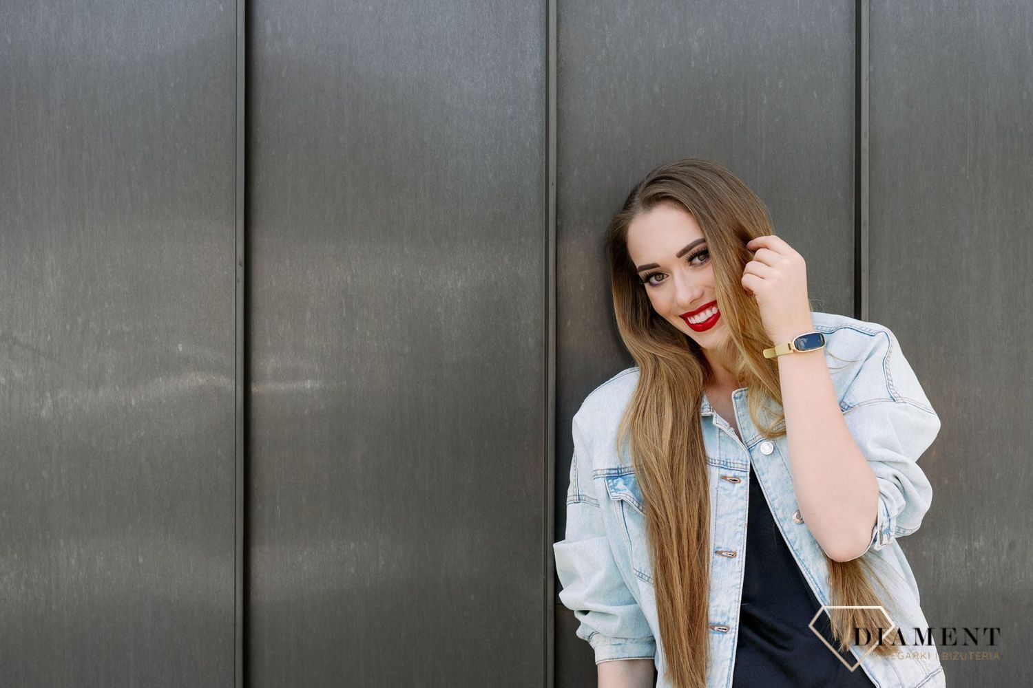 Nowoczesny i modny dodatek w postaci smartwatcha w kolorze żółtym ze złotą kopertą. Piękny dodatek do stylizacji. Idealny na prezent.  (2).jpg